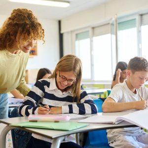 Nauczyciel współorganizujący na lekcji. Trudne sytuacje i gotowe rozwiązania. Klasy IV–VIII